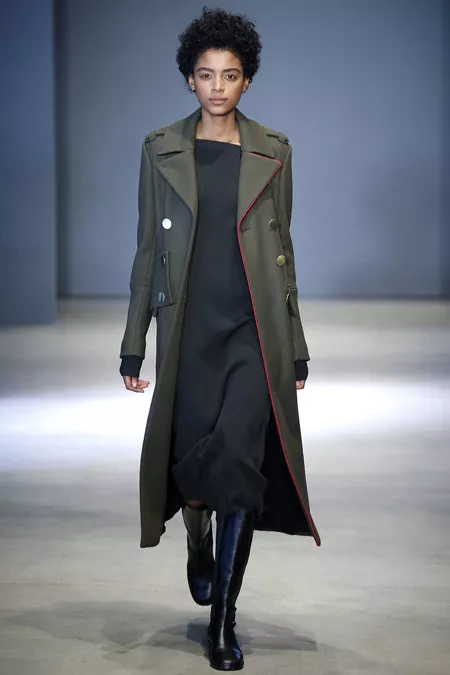 Модель в длинном пальто от Tibi - модные пальто осень 2016, зима 2017