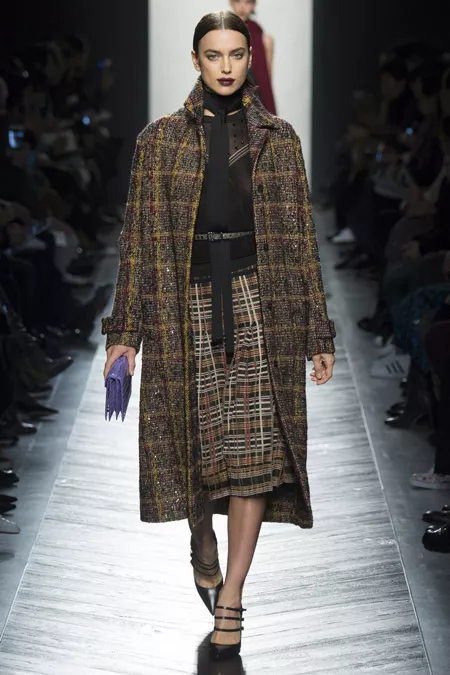 Модель в драповом пальто ниже колен от Bottega Veneta - модные пальто осень 2016, зима 2017