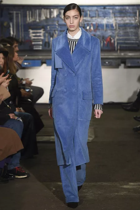 Модель в голубом пальто ниже колен от Arthur Arbesser - модные пальто осень 2016, зима 2017