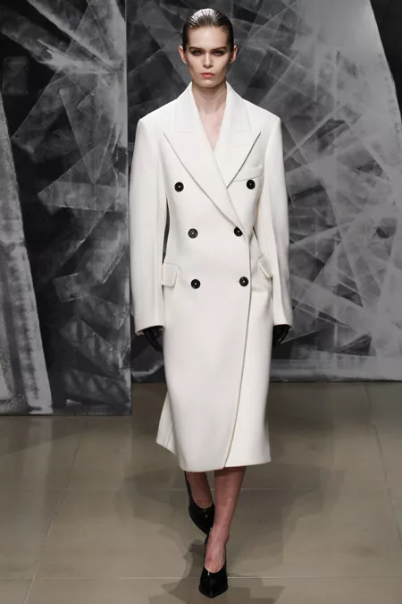 Модель в классическом белом пальто от Jil Sander - модные пальто осень 2016, зима 2017