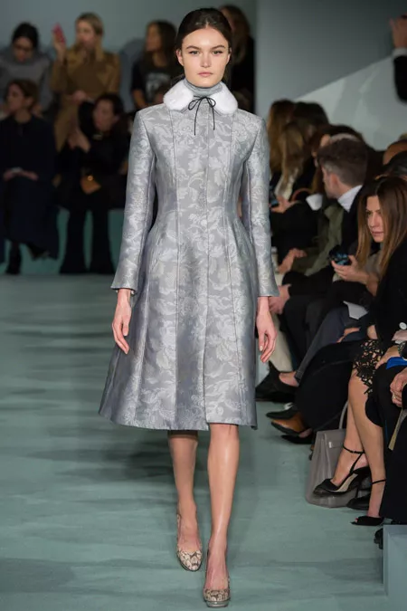 Модель в классическом сером пальто с маленьким меховым воротником от Oscar de la Renta - модные пальто осень 2016, зима 2017