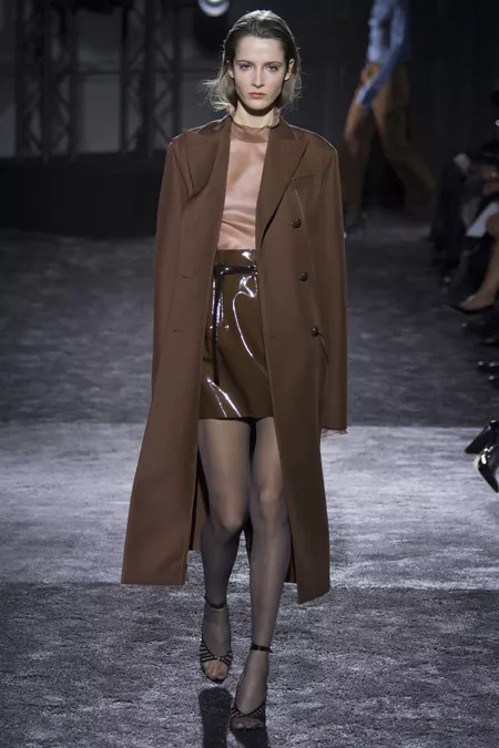 Модель в коричневом пальто ниже колен от Nina Ricci - модные пальто осень 2016, зима 2017