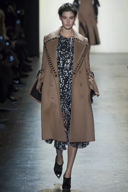 Модель в коричневом пальто ниже колен от Prabal Gurung - модные пальто осень 2016, зима 2017