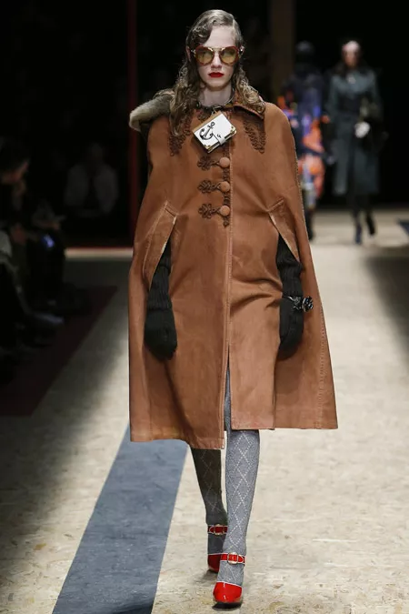 Модель в коричневом пальто с выемками для рук от Prada - модные пальто осень 2016, зима 2017