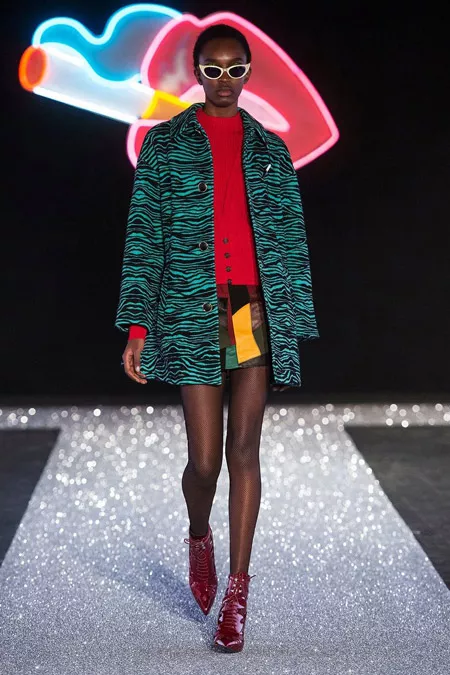 Модель в коротком черно зеленом пальто от Just Cavalli - модные пальто осень 2016, зима 2017