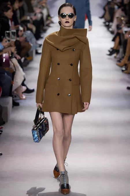Модель в коротком пальто от Christian Dior - модные пальто осень 2016, зима 2017