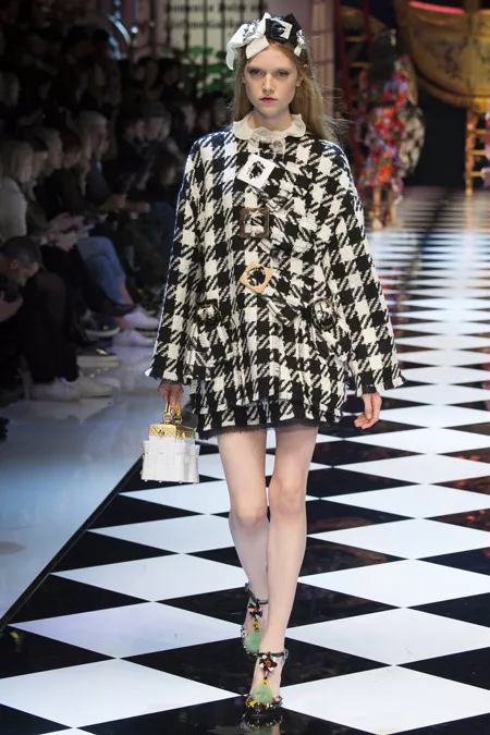 Модель в коротком пальто с принтом гусиная лапка от Dolce & Gabbana - модные пальто осень 2016, зима 2017