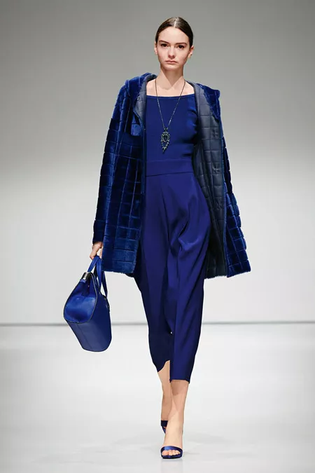 Модель в коротком синем пальто от Escada - модные пальто осень 2016, зима 2017