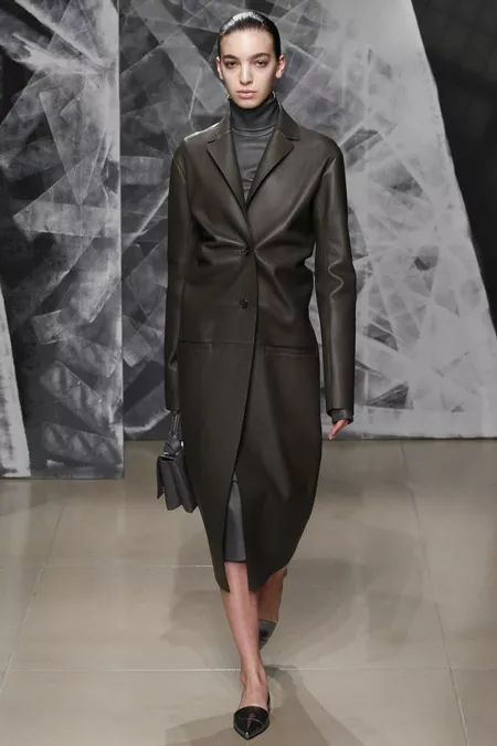 Модель в кожаном пальто ниже колен от Jil Sander - модные пальто осень 2016, зима 2017