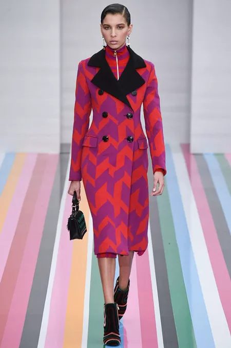 Модель в красно фиолетом приталенном пальто от Salvatore Ferragamo - модные пальто осень 2016, зима 2017