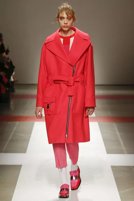 Модель в красном пальто прямого кроя от Iceberg - модные пальто осень 2016, зима 2017