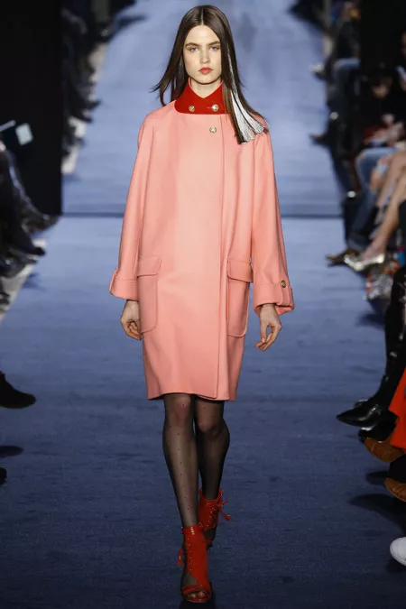 Модель в нежно розовом пальто до колен от Alexis Mabille - модные пальто осень 2016, зима 2017