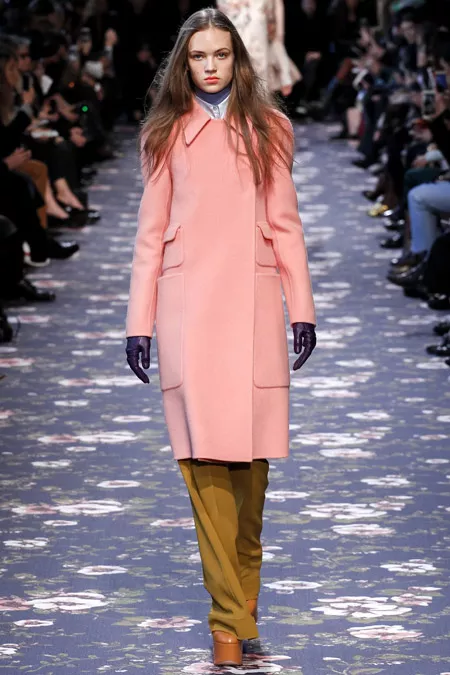 Модель в нежно розовом пальто ниже колен от Rochas - модные пальто осень 2016, зима 2017