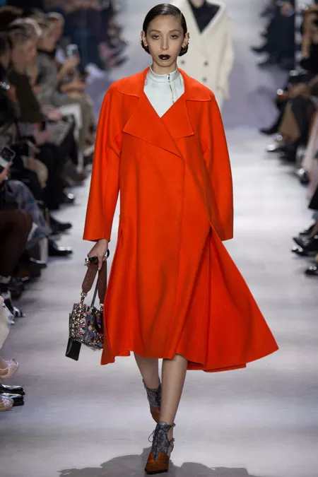 Модель в оранжевом расклешенном пальто от Christian Dior - модные пальто осень 2016, зима 2017