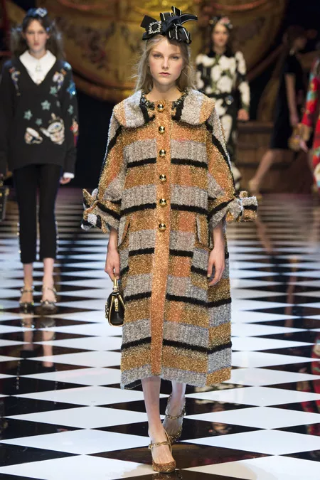 Модель в палосатом пальто с золотыми пуговицами от Dolce & Gabbana - модные пальто осень 2016, зима 2017