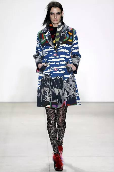 Модель в пальт с узорами от Libertine - модные пальто осень 2016, зима 2017