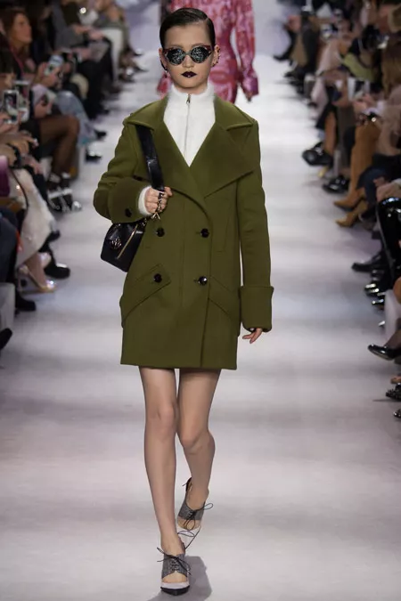Модель в пальто болотного цвета от Christian Dior - модные пальто осень 2016, зима 2017