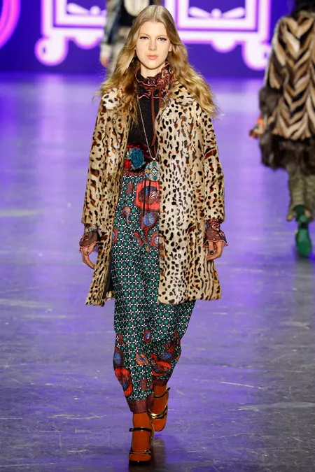 Модель в пальто до конен леопардовой расцветки от Anna Sui - модные пальто осень 2016, зима 2017
