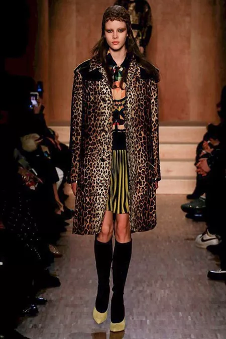 Модель в пальто леопардовой расцветки от Givenchy - модные пальто осень 2016, зима 2017
