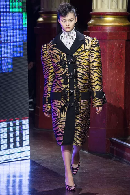 Модель в пальто ниже колен тигровой расцветки с широкими плечами от Kenzo - модные пальто осень 2016, зима 2017
