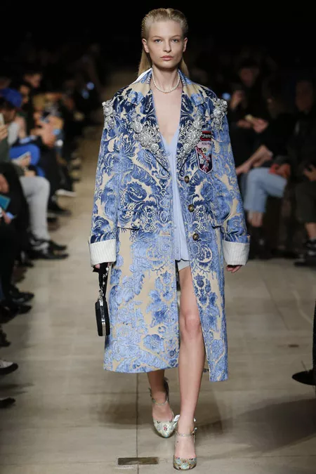 Модель в пальто с голубыми узорами ниже колен от Miu Miu - модные пальто осень 2016, зима 2017