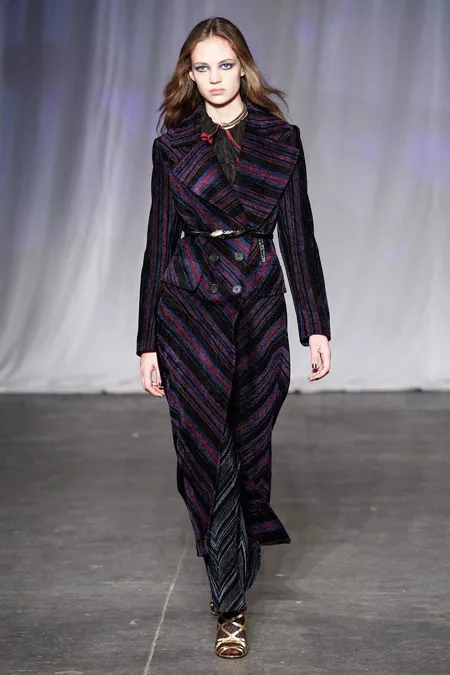 Модель в пальто с разноцветными полосами от Jill Stuart - модные пальто осень 2016, зима 2017