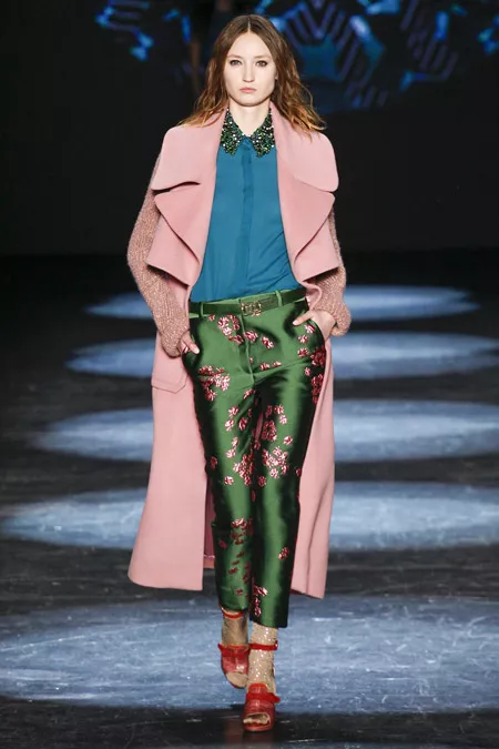Модель в розовом пальто с вязанными рукавами от Monique Lhuillier - модные пальто осень 2016, зима 2017