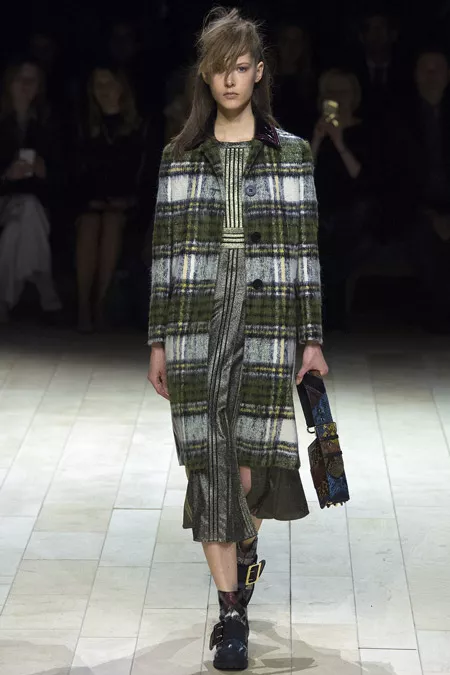 Модель в серо зеленом драповом пальто от Burberry - модные пальто осень 2016, зима 2017