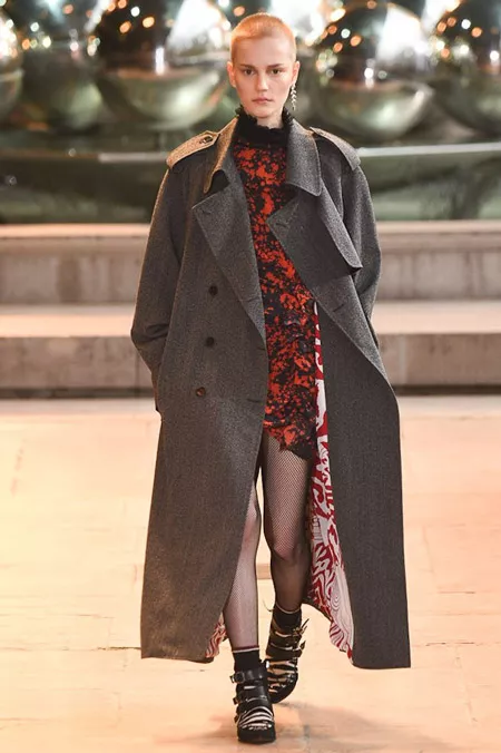 Модель в сером длинном пальто от Isabel Marant - модные пальто осень 2016, зима 2017