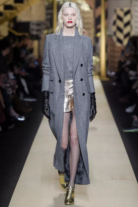 Модель в сером длинном пальто от Max Mara - модные пальто осень 2016, зима 2017