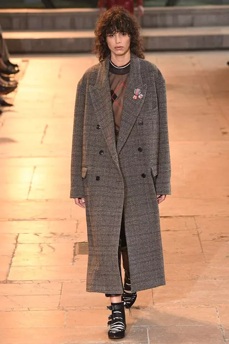 Модель в сером пальто на пуговицах от Isabel Marant - модные пальто осень 2016, зима 2017