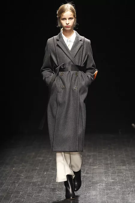 Модель в сером пальто с поясом ниже колен от AltewaiSaome - модные пальто осень 2016, зима 2017