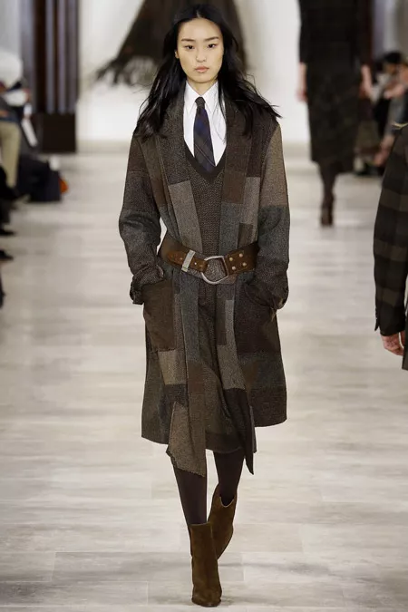 Модель в сером пальто с поясом от Ralph Lauren - модные пальто осень 2016, зима 2017