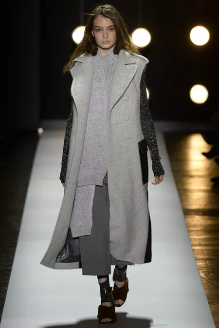 Модель в сером пальто с вязаными рукавами от BCBG Max Azria - модные пальто осень 2016, зима 2017