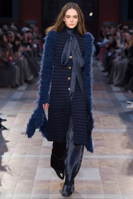 Модель в сине черном полосатом пальто ниже колен от Sonia Rykiel - модные пальто осень 2016, зима 2017