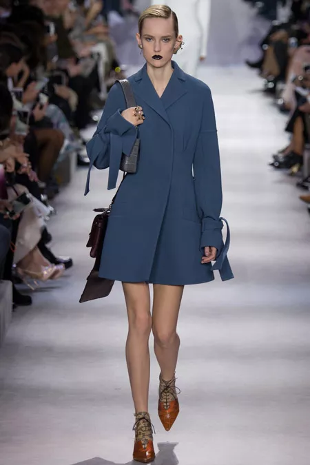 Модель в синем пальто клеш от Christian Dior - модные пальто осень 2016, зима 2017