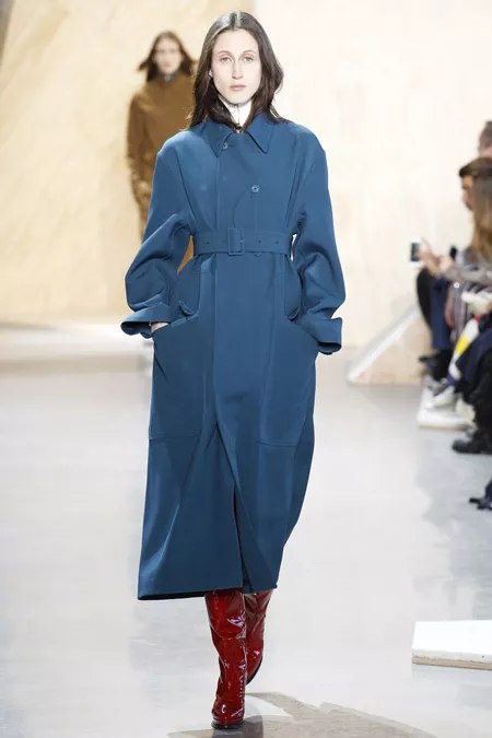 Модель в синем пальто с поясом ниже колен от Lacoste - модные пальто осень 2016, зима 2017