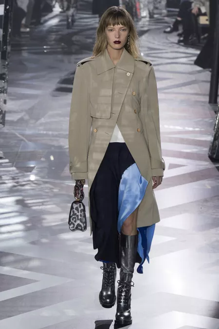 Модель в светло сером пальто ниже колен от Louis Vuitton - модные пальто осень 2016, зима 2017