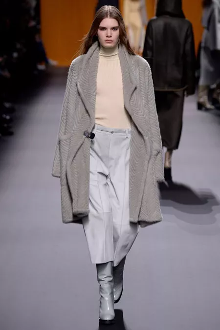 Модель в светлом пальто от Hermes - модные пальто осень 2016, зима 2017