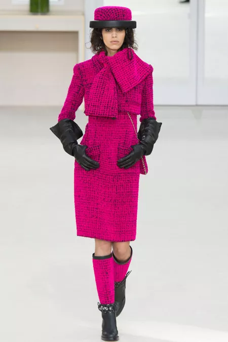 Модель в ярко розовом приталенном пальто от Chanel - модные пальто осень 2016, зима 2017