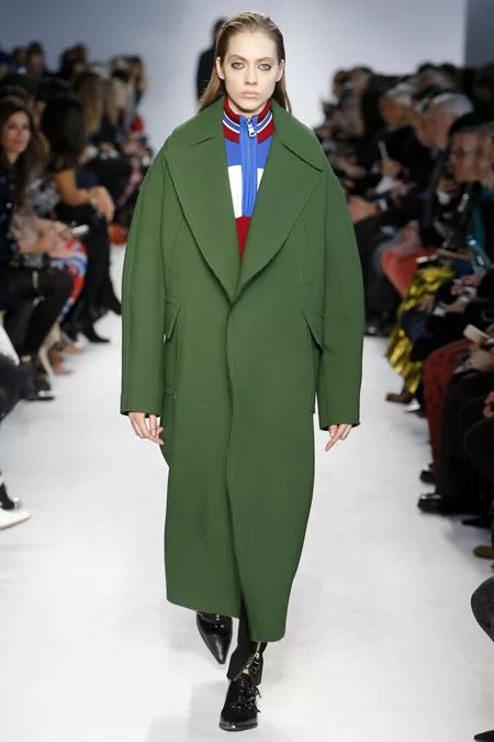 Модель в зеленом блинном пальто от Emilio Pucci - модные пальто осень 2016, зима 2017