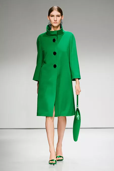Модель в зеленом пальто ниже колен от Escada - модные пальто осень 2016, зима 2017