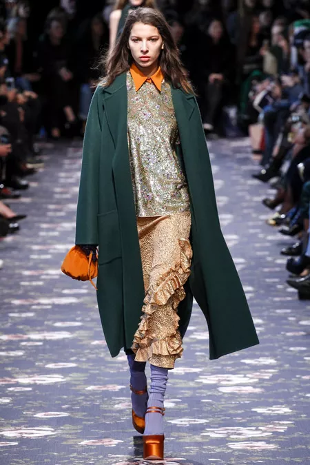 Модель в зеленом пальто ниже колен от Rochas - модные пальто осень 2016, зима 2017
