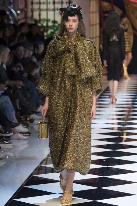 Модель в золотом длинном пальто от Dolce & Gabbana - модные пальто осень 2016, зима 2017
