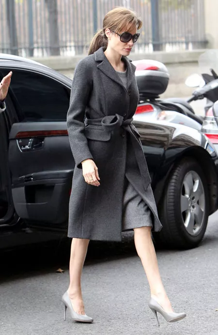 Анджелина Джоли в темном пальто
