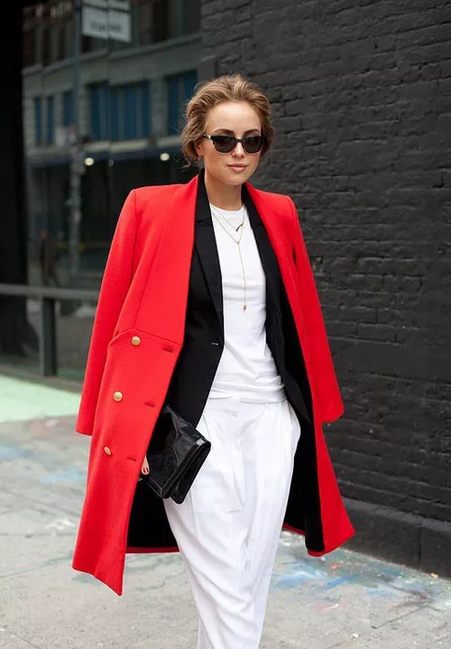 Девушка в белом костюме и красном пальто
