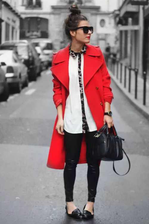 Девушка в белой рубашке и красном пальто