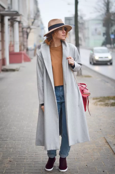 Девушка в длинном пальто и шляпе