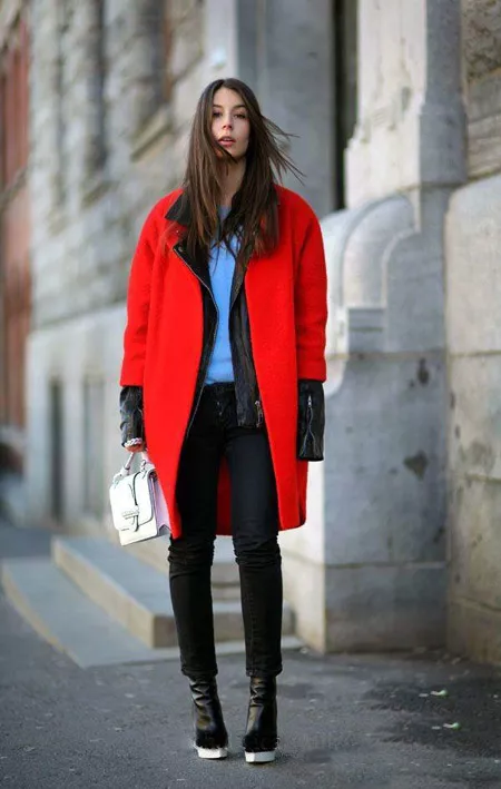 Девушка в голубом джемпере и красном пальто