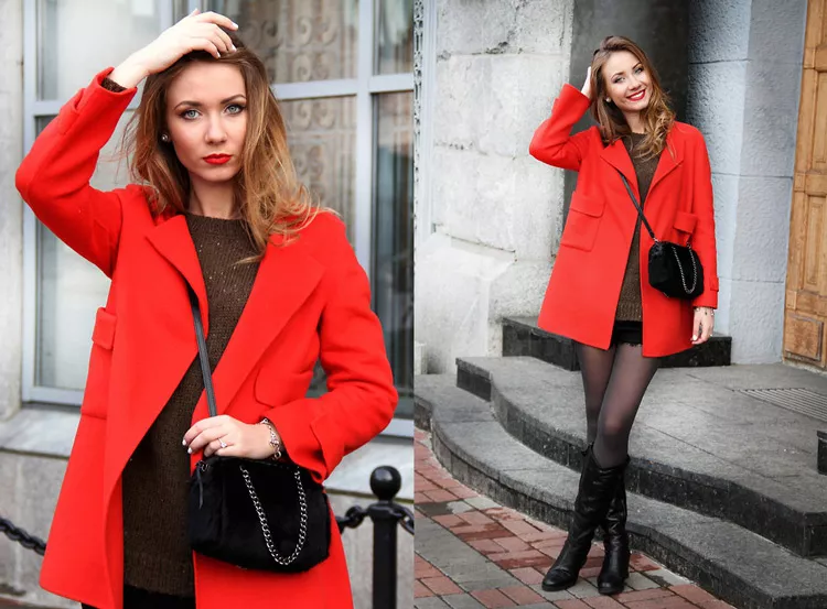 Девушка в коротких шортах и красном пальто